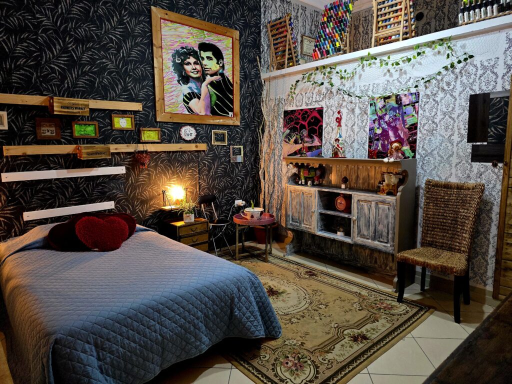 Artist's townhouse for sale in Caserta, Briano, with private garden